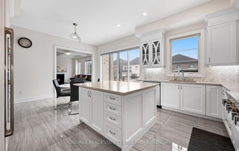 Photo 26 at 160 Wainfleet Crescent, Vellore Village, Vaughan