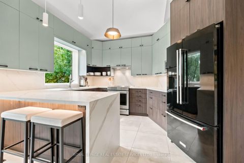 Photo 11 at 39 Rockingham Drive, Rosethorn, Toronto