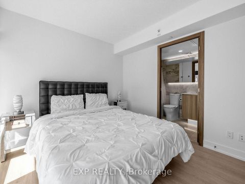 Photo 17 at 611 - 19 Bathurst Street, Waterfront Communities C1, Toronto