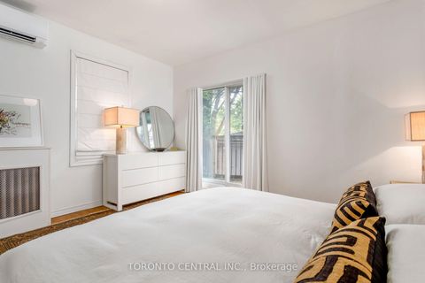 Photo 13 at 24 Manning Avenue, Bellwoods, Toronto