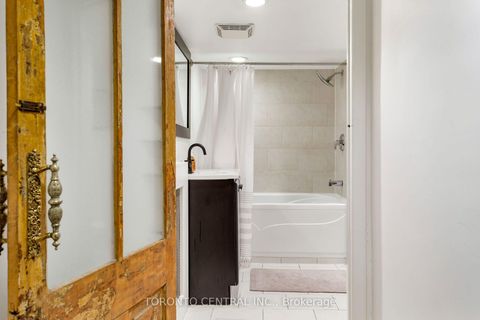 Photo 14 at 24 Manning Avenue, Bellwoods, Toronto
