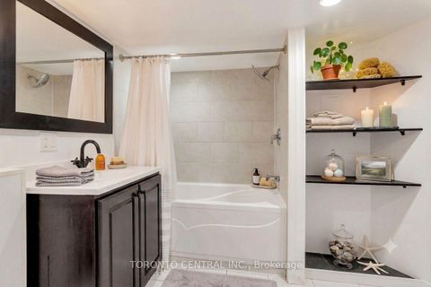 Photo 15 at 24 Manning Avenue, Bellwoods, Toronto
