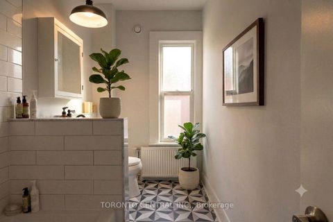 Photo 19 at 24 Manning Avenue, Bellwoods, Toronto
