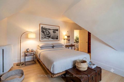 Photo 23 at 24 Manning Avenue, Bellwoods, Toronto