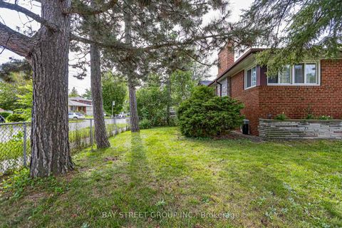 Photo 1 at 260 Moore Park Avenue, Newtonbrook West, Toronto