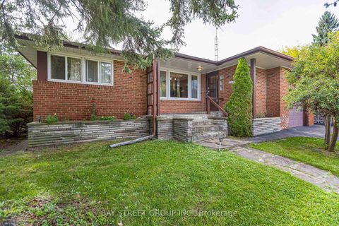Photo 2 at 260 Moore Park Avenue, Newtonbrook West, Toronto