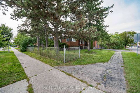 Photo 3 at 260 Moore Park Avenue, Newtonbrook West, Toronto
