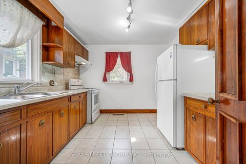 Photo 9 at 260 Moore Park Avenue, Newtonbrook West, Toronto