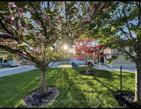 Photo 2 at 83 Houseman Crescent, North Richvale, Richmond Hill