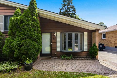 Photo 2 at 5 Benfrisco Crescent, Woburn, Toronto