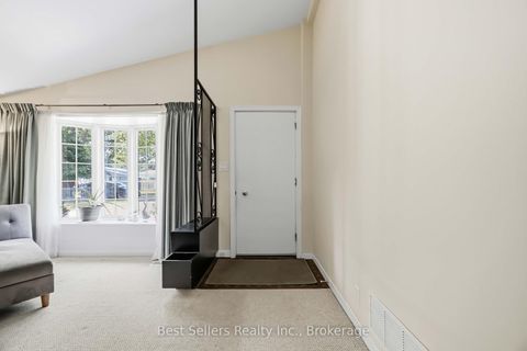 Photo 3 at 5 Benfrisco Crescent, Woburn, Toronto
