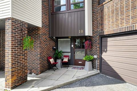 Photo 2 at 10 TURRET HILLWAY Way, Hillcrest Village, Toronto