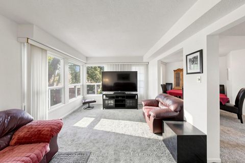 Photo 10 at 10 TURRET HILLWAY Way, Hillcrest Village, Toronto