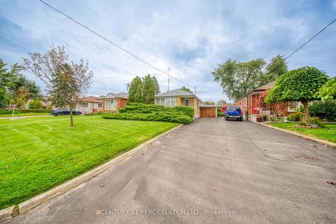 Photo 2 at 13 Graylee Avenue, Eglinton East, Toronto