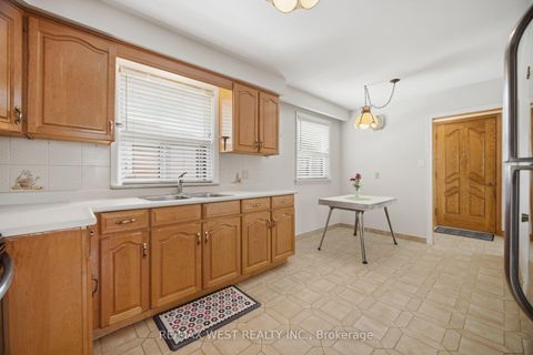 Photo 10 at 89 Wendell Avenue, Pelmo Park W4, Toronto