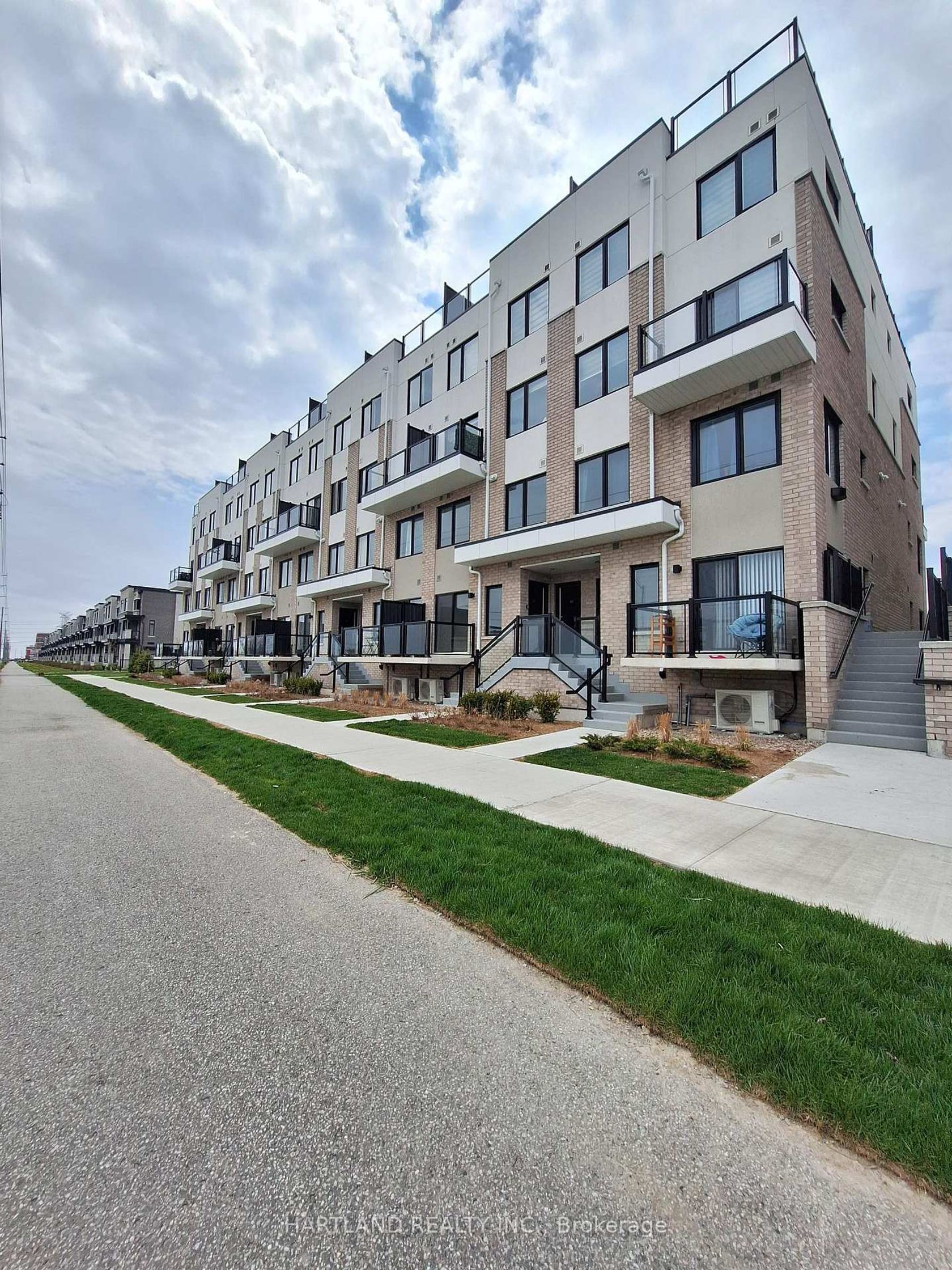 304 - 1695 Dersan Street, Duffin Heights, Pickering 