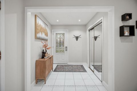 Photo 2 at 129 Bankview Circle, Clairville, Toronto