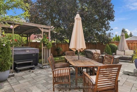 Photo 10 at 71 VENETO Drive, Vaughan Grove, Vaughan