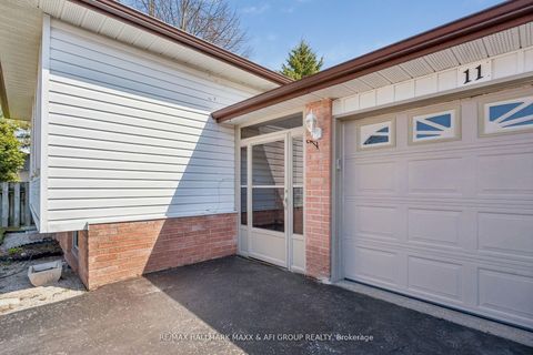 Photo 1 at 11 Charlotte Court, Letitia Heights, Barrie