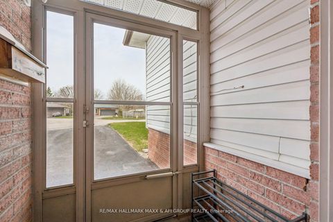 Photo 2 at 11 Charlotte Court, Letitia Heights, Barrie