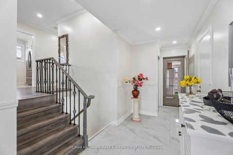 Photo 3 at 11 Charlotte Court, Letitia Heights, Barrie