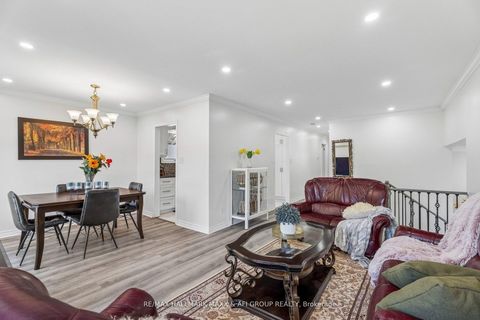Photo 11 at 11 Charlotte Court, Letitia Heights, Barrie
