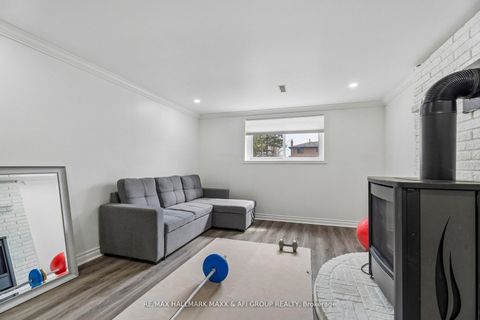 Photo 33 at 11 Charlotte Court, Letitia Heights, Barrie