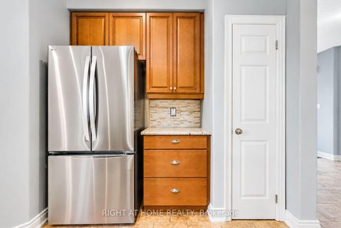 Photo 13 at 35 Auburn Court, Ardagh, Barrie