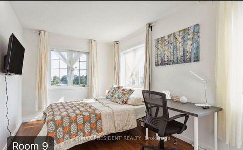 Photo 10 at 3 Herzberg Gardens, York University Heights, Toronto