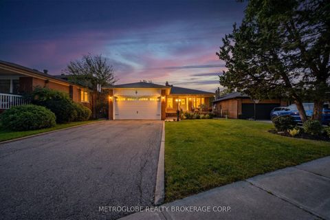 Photo 2 at 28 Eldorado Court, York University Heights, Toronto