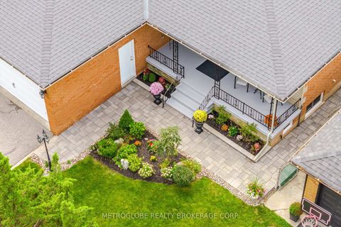Photo 4 at 28 Eldorado Court, York University Heights, Toronto