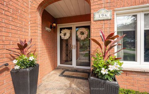 Photo 3 at 194 Caproni Drive, Maple, Vaughan