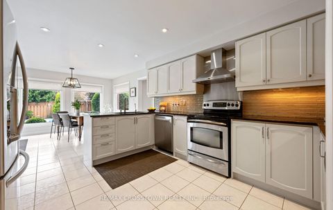 Photo 16 at 194 Caproni Drive, Maple, Vaughan