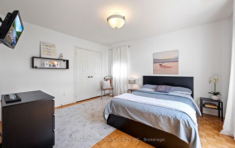 Photo 26 at 194 Caproni Drive, Maple, Vaughan