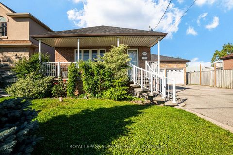 Photo 1 at 136 Winston Park Boulevard, CFB, Toronto