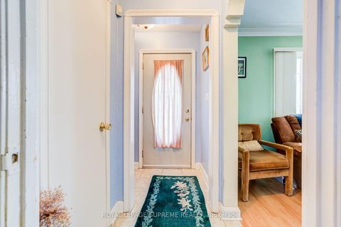 Photo 4 at 136 Winston Park Boulevard, CFB, Toronto