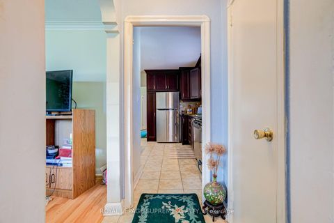 Photo 5 at 136 Winston Park Boulevard, CFB, Toronto