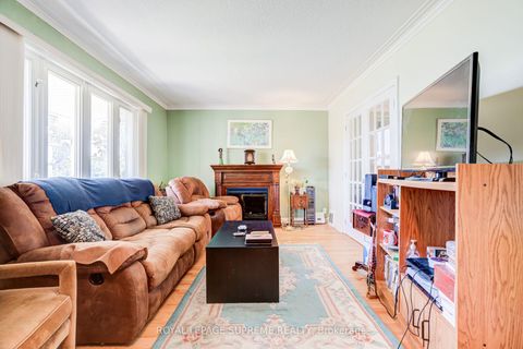 Photo 6 at 136 Winston Park Boulevard, CFB, Toronto