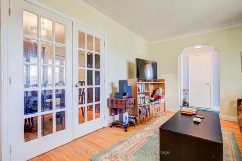 Photo 8 at 136 Winston Park Boulevard, CFB, Toronto