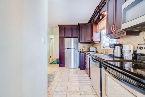 Photo 12 at 136 Winston Park Boulevard, CFB, Toronto