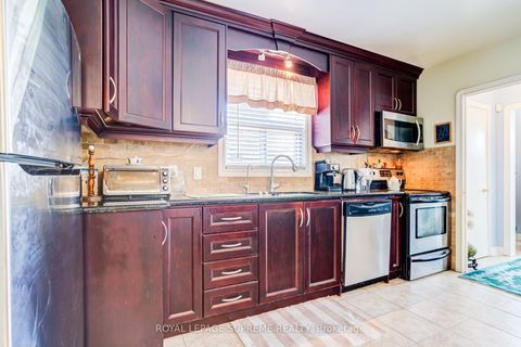 Photo 13 at 136 Winston Park Boulevard, CFB, Toronto