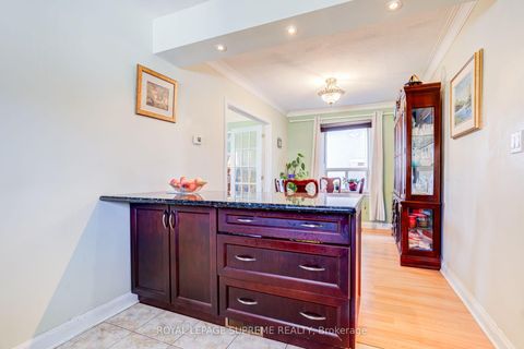 Photo 15 at 136 Winston Park Boulevard, CFB, Toronto