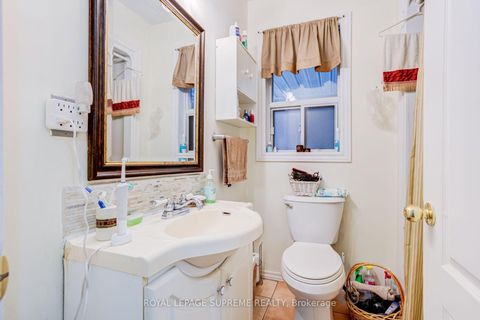 Photo 20 at 136 Winston Park Boulevard, CFB, Toronto