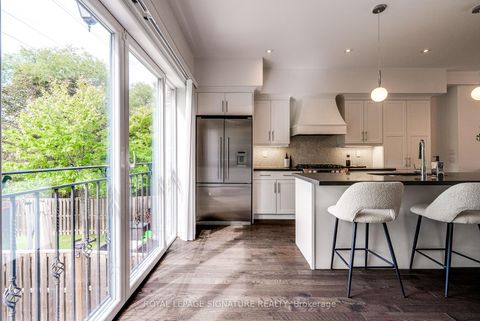 Photo 5 at 18 Matthew Court, Rosethorn, Toronto