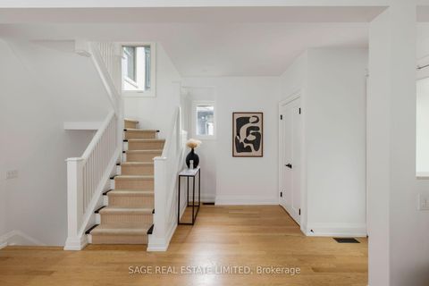 Photo 2 at 32 Edgewood Crescent, Moore Park, Toronto