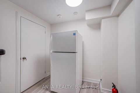 Photo 38 at 39 Millcroft Way, Brownridge, Vaughan