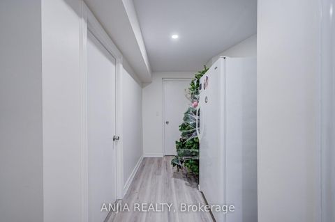 Photo 39 at 39 Millcroft Way, Brownridge, Vaughan