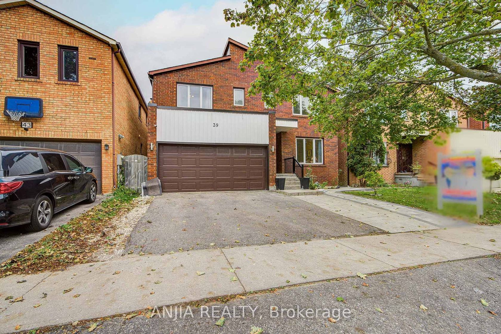 39 Millcroft Way, Brownridge, Vaughan photo number 2
