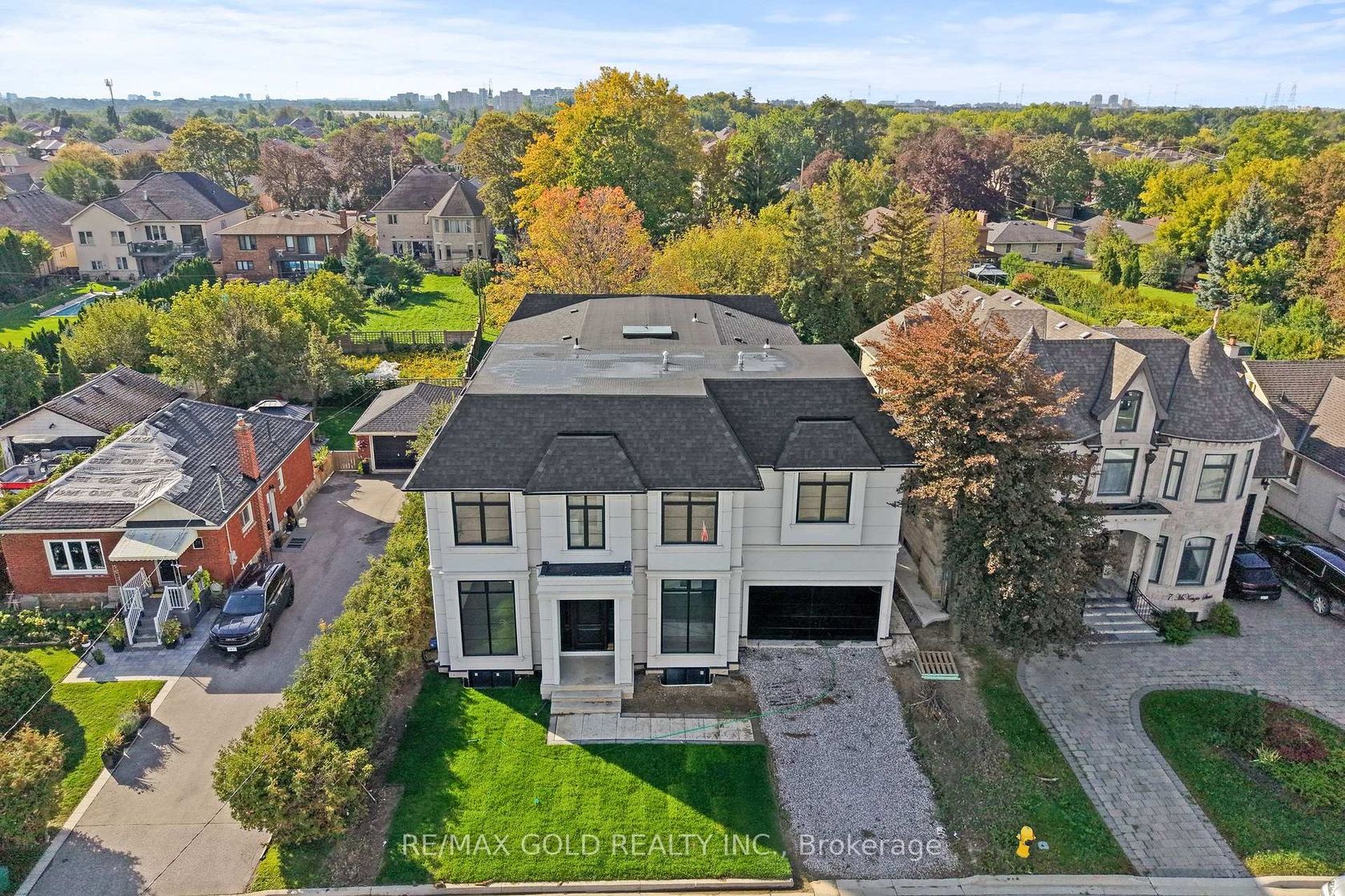15 Mckenzie Street, Vaughan Grove, Vaughan photo number 2