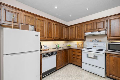Photo 11 at 321 - 40 Oaklands Avenue, St. Clair, Toronto